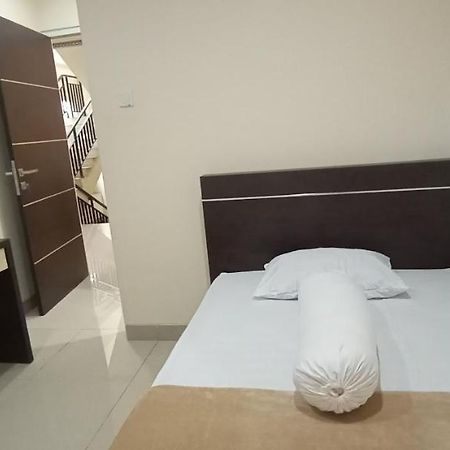 Hotel Giant Kost Tangerang Esterno foto